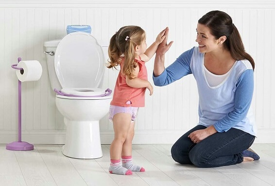 Stipsi nei bambini: tra le regole d'oro degli esperti c'è quella di acquistare un vasino di plastica colorata con una forma divertente. Ecco tutti i rimedi