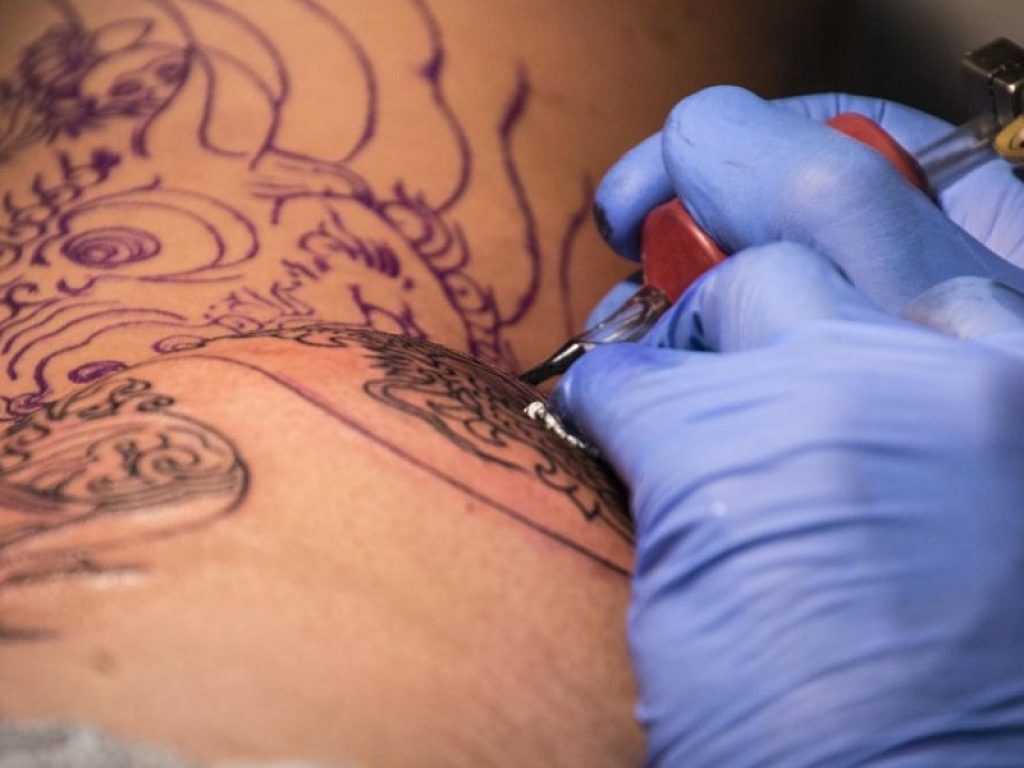 Anestesia epidurale: avere un tatuaggio sulla schiena può essere una controindicazione. L'ago può veicolare particelle di pigmento