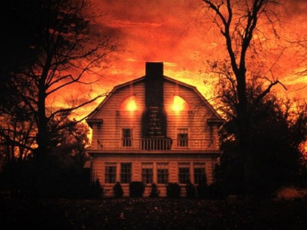 Amityville Horror, la storia vera che ha ispirato il film. Una lunga serie di omicidi iniziata il 13 novembre del 1974 quando Ronald DeFeo Jr massacrò la sua famiglia