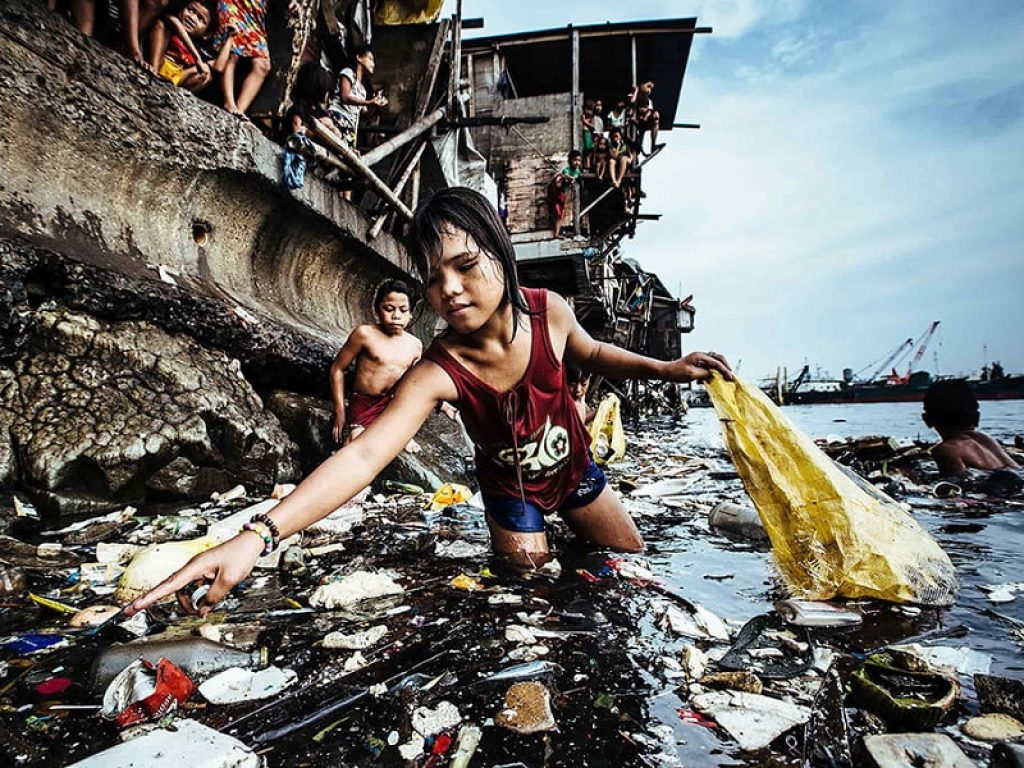 Concorso Foto dell'anno UNICEF: vince il tedesco Hartmut Schwarzbach con uno scatto su povertà, inquinamento e lavoro minorile nelle Filippine