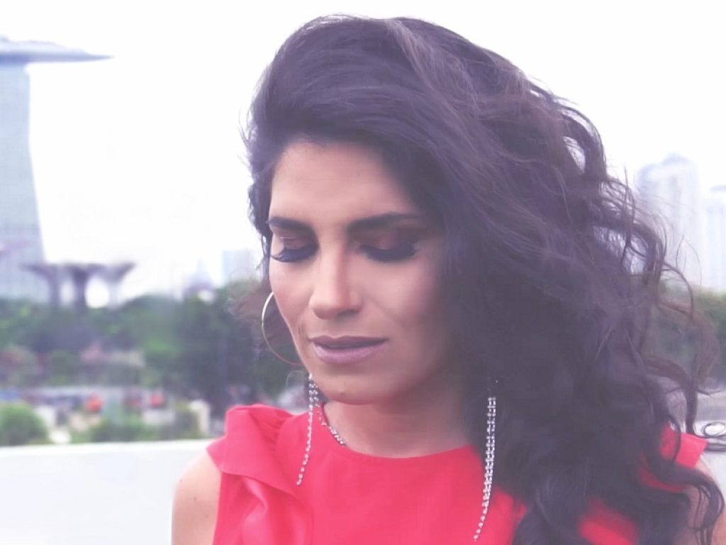 “Un attimo importante” è il nuovo singolo della cantautrice Ornella Raneri: online anche il videoclip del brano girato a Singapore con la regia di Olie Love