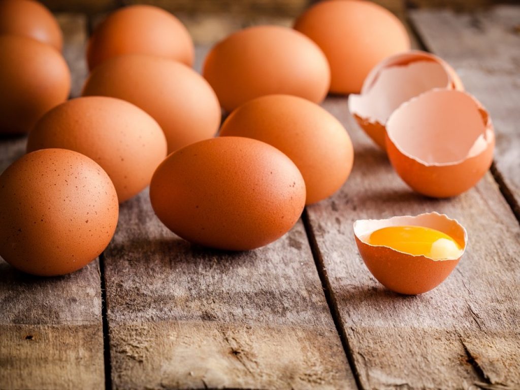 Pasqua in casa per l'emergenza Coronavirus: le uova vere battono quelle di cioccolato con un aumento record del 45% secondo la Coldiretti