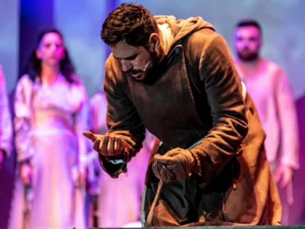 Lo spettacolo Actor Dei con Attilio Fontana che ripercorre in musica la vita di Padre Pio in scena fino al 6 gennaio al Trianon Viviani di Napoli