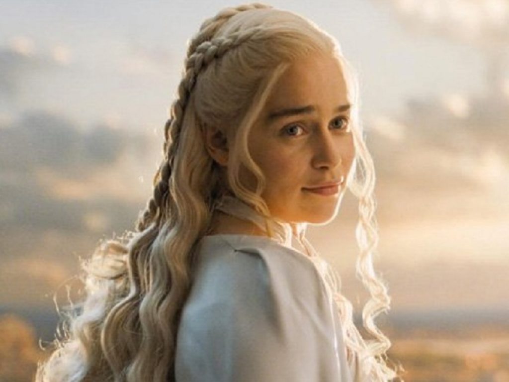 Coronavirus: Emilia Clarke ha chiesto a tutti i suoi fan di fare una donazione a SameYou, la sua associazione di beneficenza