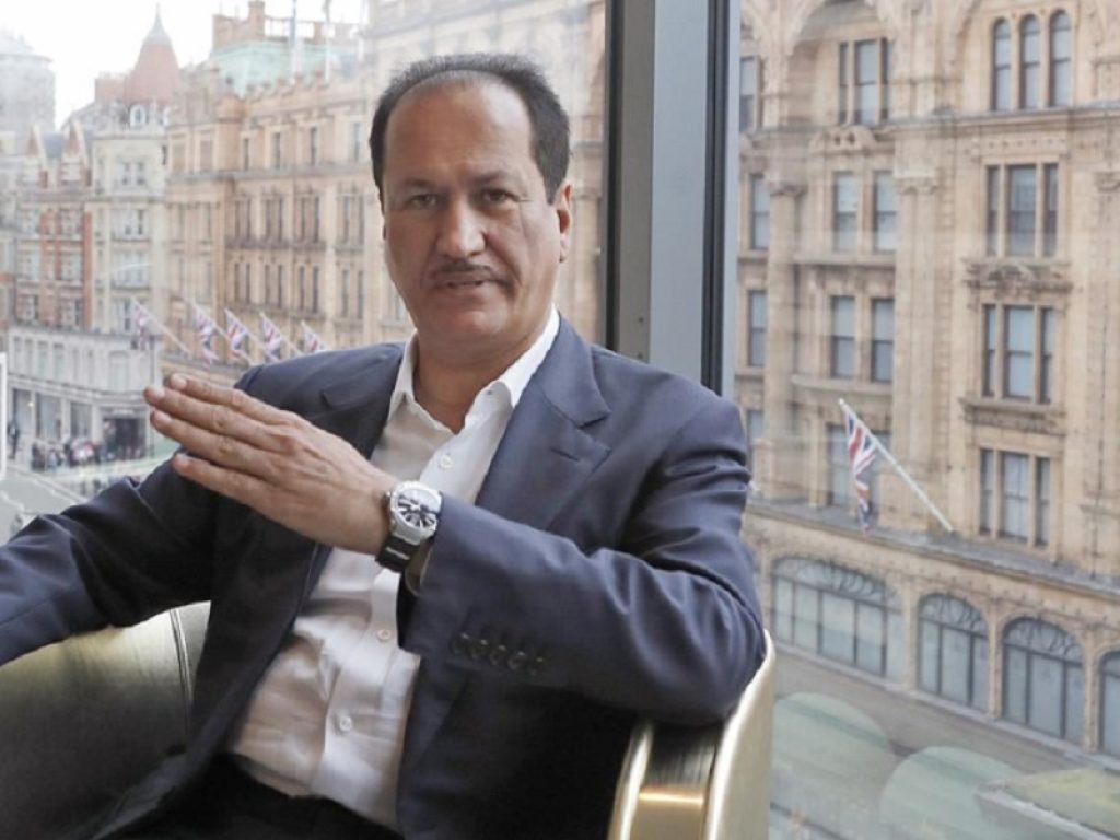 Nuovo passaggio di proprietà per il marchio Roberto Cavalli, finito nelle mani del miliardario di Dubai Hussain Sajwani: i retroscena