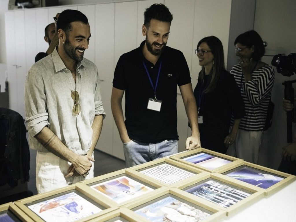 Marco Mengoni e Clementoni lanciano il gioco da tavola ispirato all'album "Atlantico" e alla scoperta del mondo: è disponibile su Amazon