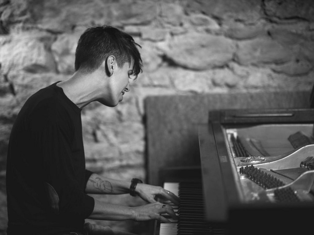 In rotazione radiofonica "Supereroi" (etichetta Moga Music, distribuito da Nufaco) il nuovo singolo della cantante Moga già disponibile in digitale