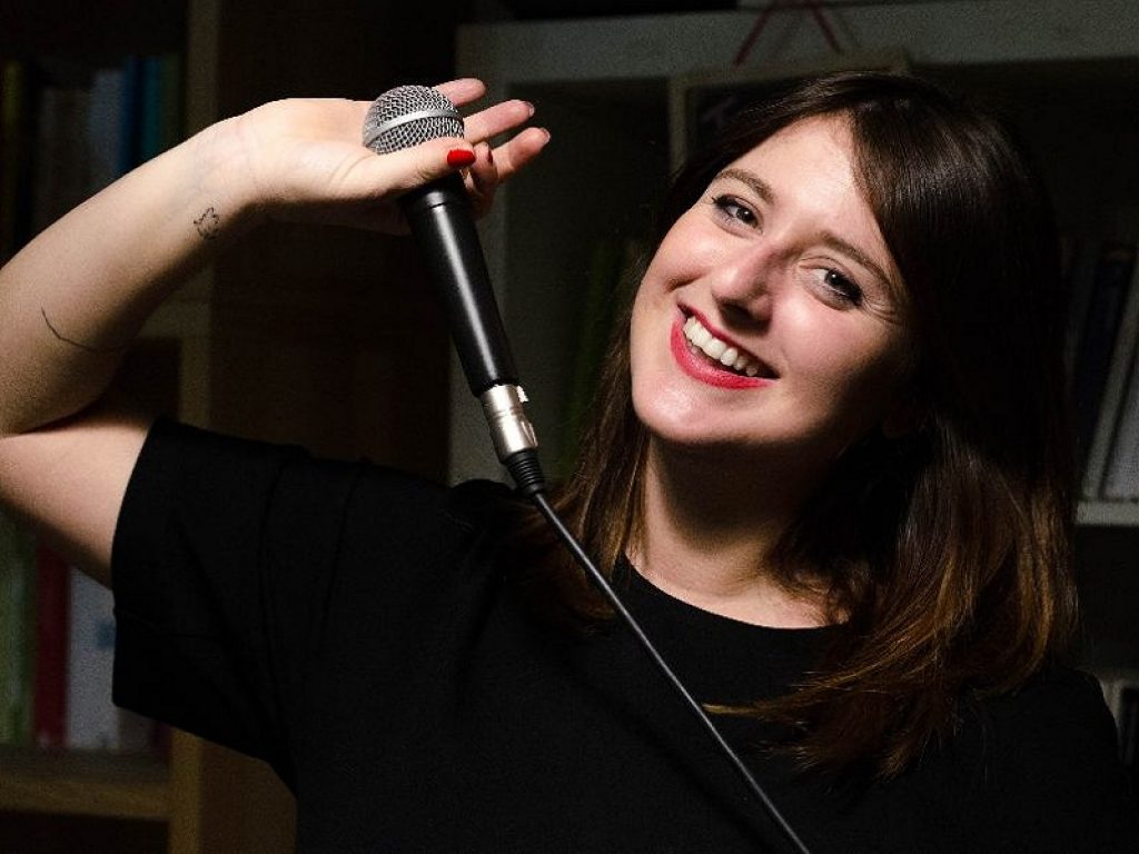 Stand-up comedy alla Lyrick Summer Arena con Michela Giraud: in scena con il suo nuovo monologo “La verità, nient’altro che la verità lo giuro!”