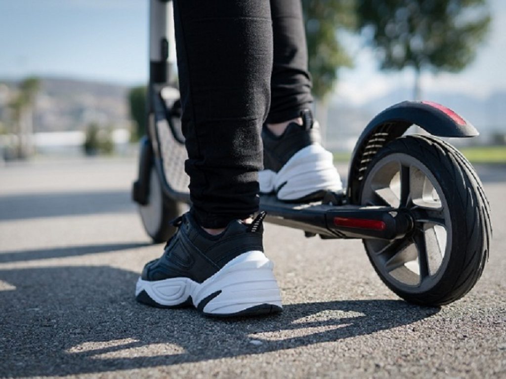 Nonostante il DL infrastrutture non abbia introdotto l’obbligo di assicurazione per i proprietari di monopattini elettrici, sono molti coloro propensi a tutelarsi