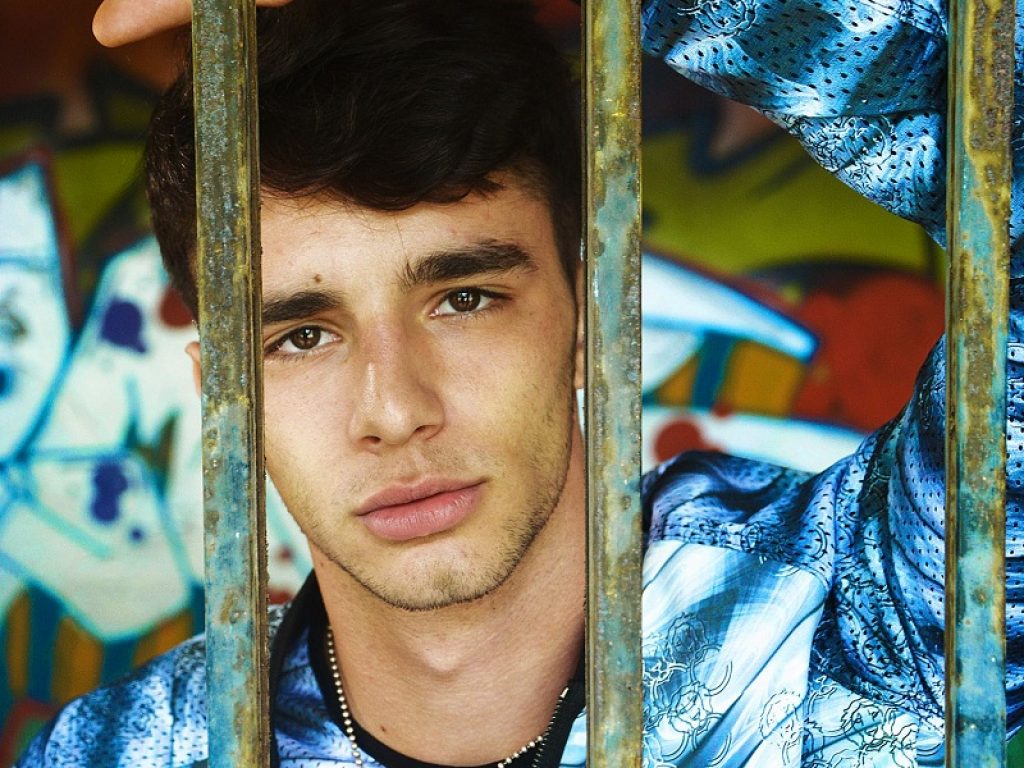 "Solo" è il titolo del nuovo singolo del giovane cantante bolognese Lorenzo Riva, in arte Sette: già in rotazione radiofonica, è online anche il videoclip