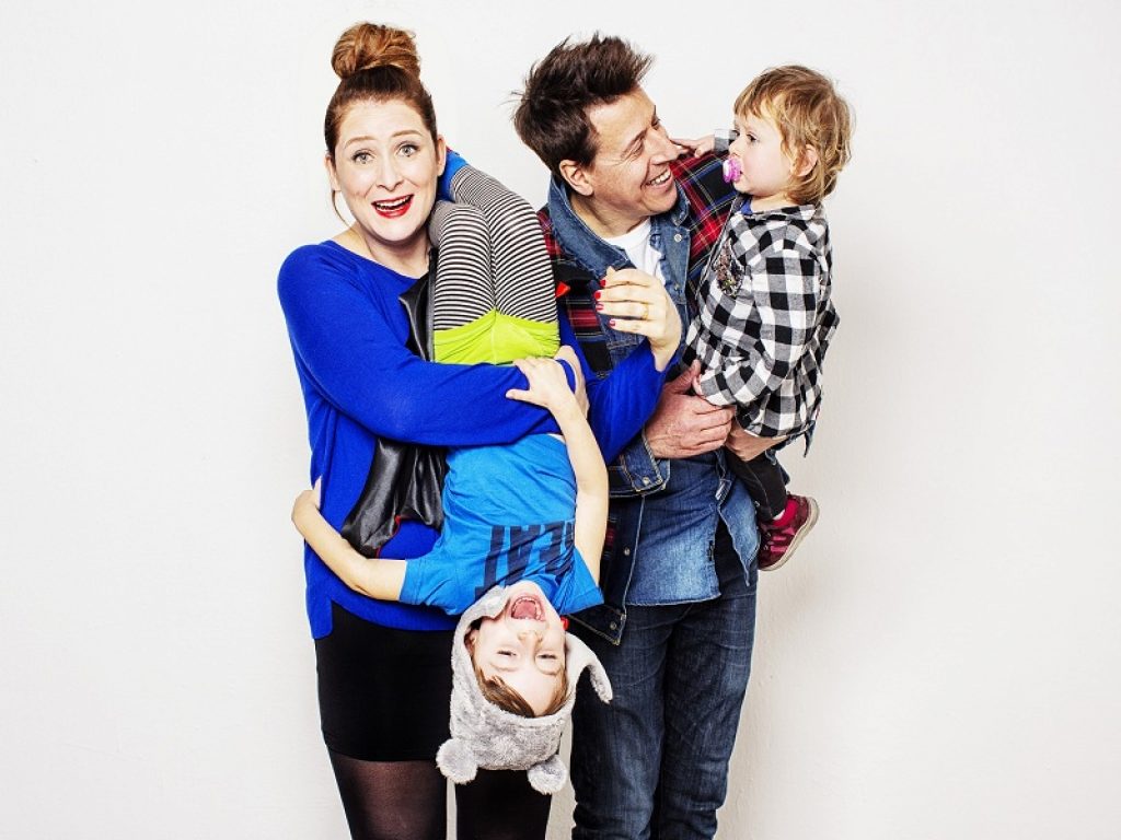 Al Teatro Lyrick di Assisi The Pozzolis Family spiega perché sopravvivere ai figli è una cosa da ridere: lo spettacolo arriva il 5 gennaio