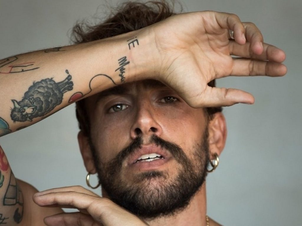 "Che canzone siamo" è il nuovo singolo di Aiello: il cantautore torna con una ballad dopo il successo della hit estiva "Vienimi (a ballare)"