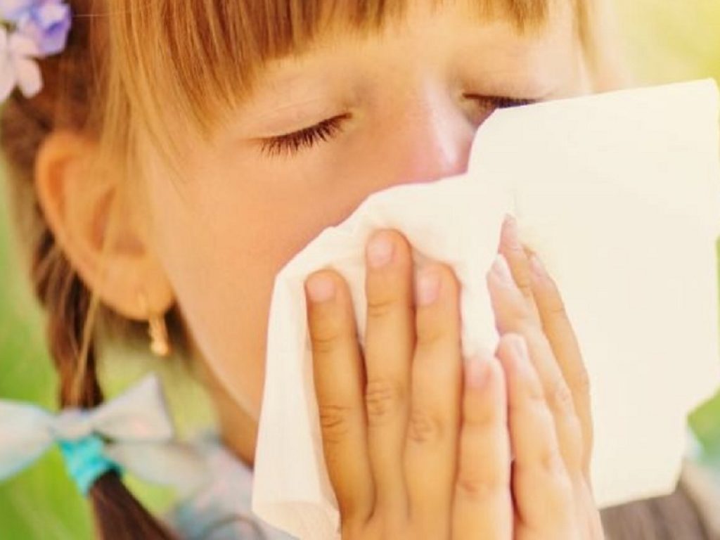 La rinite allergica, le allergie ai pollini o la dermatite atopica potrebbero ridurre il rischio di infezione da Covid, specie se associate all'asma