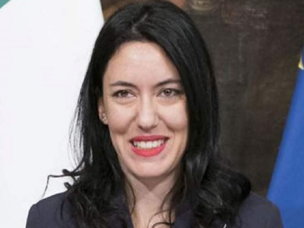 Rientro a scuola, è caos. Per il Pd la ministra Azzolina è “insufficiente” e il M5s insorge: “Qual è stato il vostro contributo?”