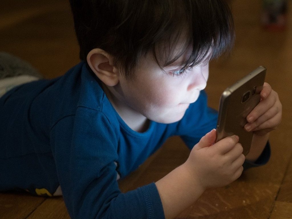 Il telefono in mano a pochi mesi? “Non ha senso ed è nocivo” secondo gli esperti della Società italiana di pediatria e dell'Istituto di Ortofonologia