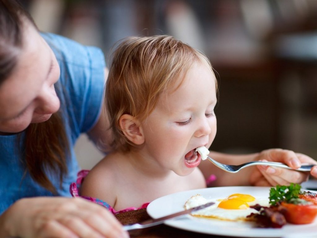 La chetosi o acetone è uno stato transitorio dovuto alla velocità del metabolismo dei bambini: per risolvere bisogna curare l'alimentazione