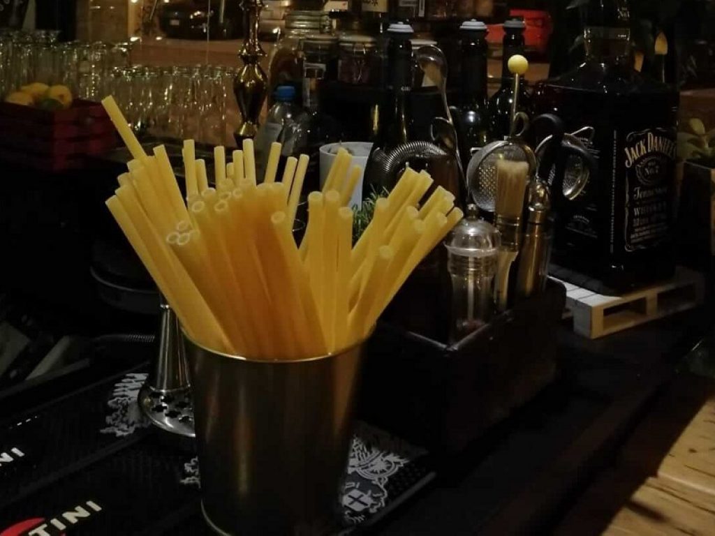 Arrivano le cannucce di pasta per salvare l’ambiente. L'idea è di un gruppo di studentesse dell'Università di Bologna: già pronto un piano di marketing per i bar che accettano la sfida