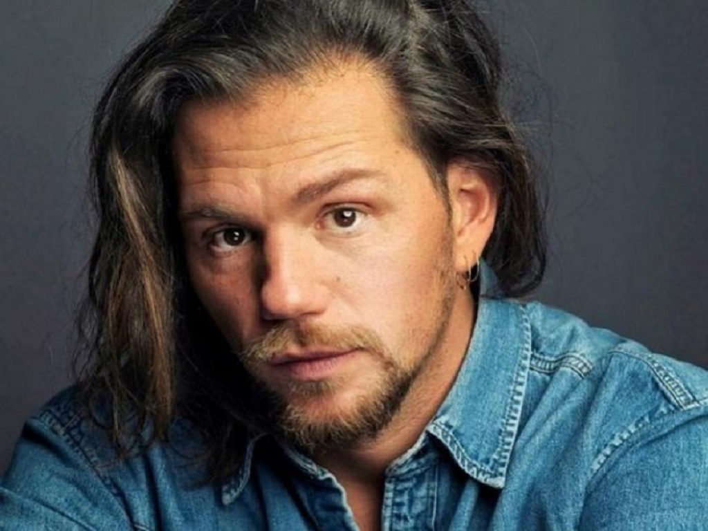 Enrico Nigiotti rinvia il tour teatrale al 2021. Il cantautore sui social: "Sto impiegando questo momento di silenzio per scrivere cose che vi sorprenderanno"