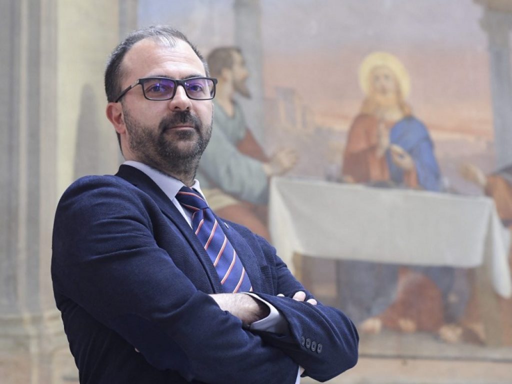 Lorenzo Fioramonti ha rassegnato le dimissioni da Ministro dell'Istruzione: opposizioni all'attacco chiedono a Conte di riferire in Parlamento.