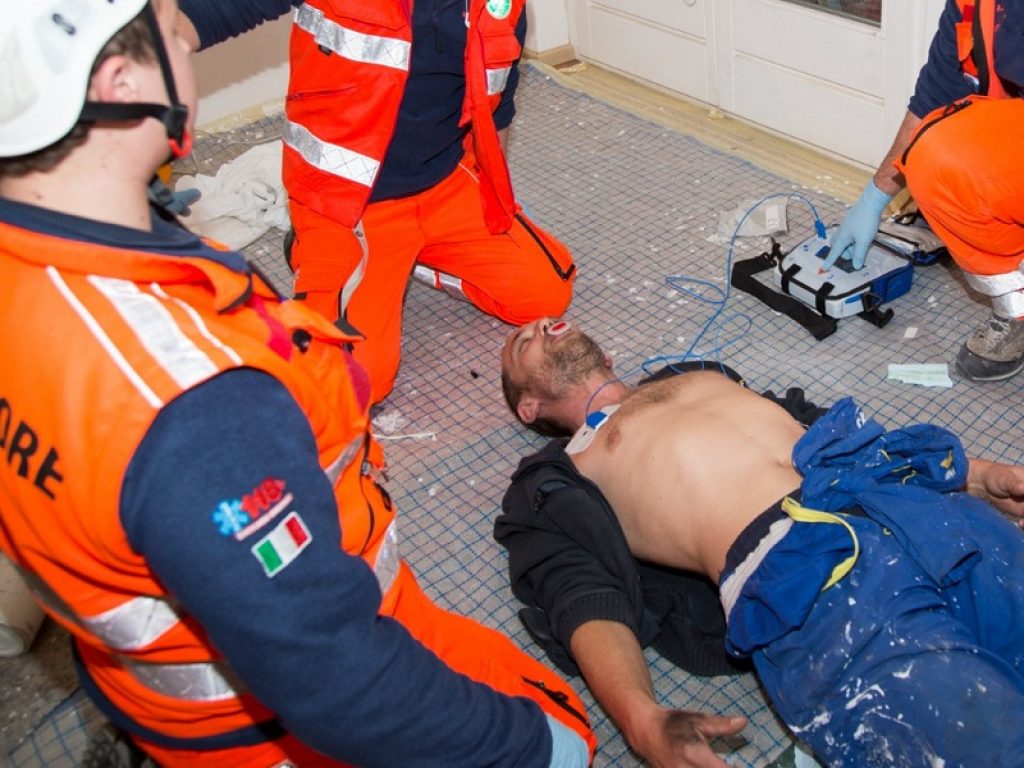 La folgorazione può causare un arresto cardiaco o la paralisi dei muscoli della respirazione: ecco cosa fare per il primo soccorso