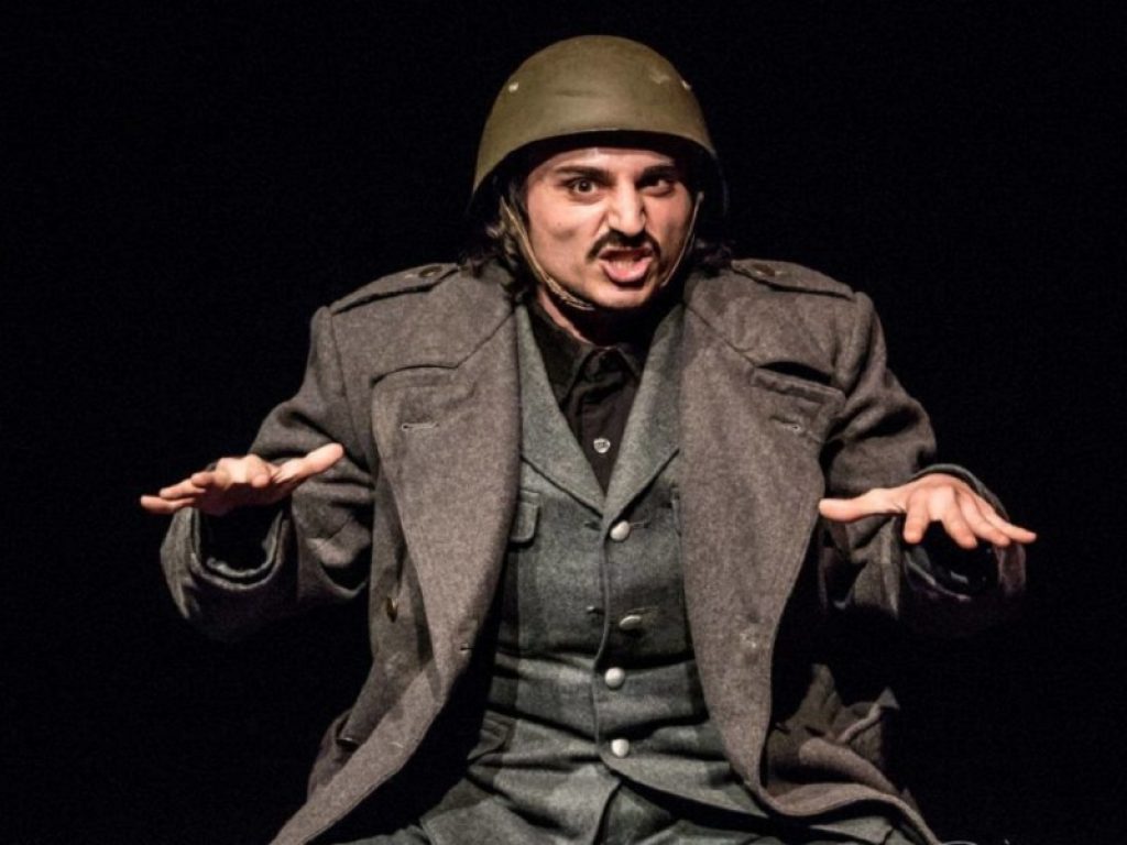 Sciaboletta in scena fino al 15 dicembre al Teatro Argot Studio di Roma: sul palco Alessandro Blasioli, attore e drammaturgo, che dirige e interpreta lo spettacolo