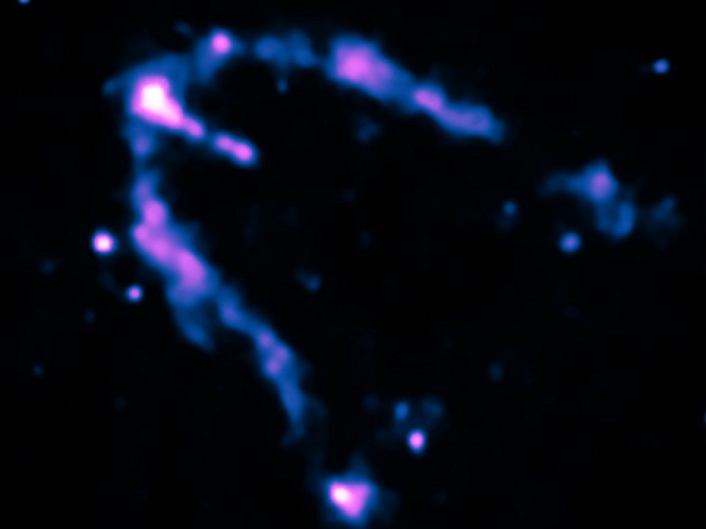 A 815 anni luce da noi, intorno alla pulsar Geminga, c’è un alone di raggi gamma che potrebbe risolvere un enigma lungo più di 10 anni: ecco quale