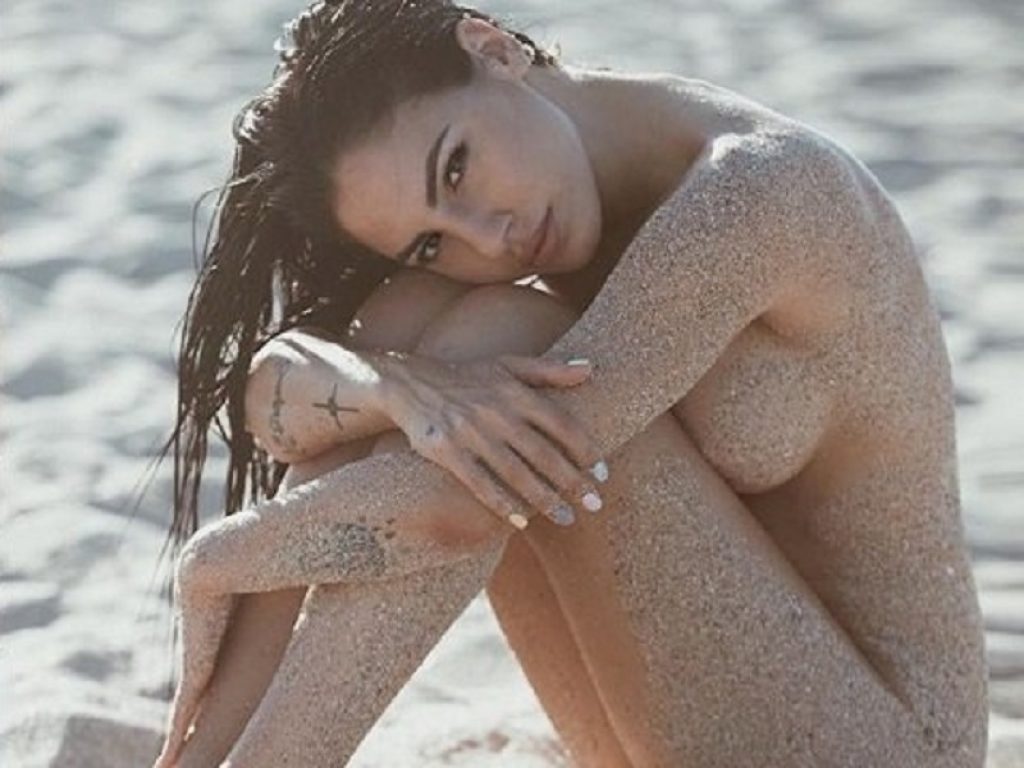 Polemica social per Giulia De Lellis dopo la foto nuda in spiaggia pubblicata su Instagram. Andrea Damante rincara la dose con la ex fidanzata