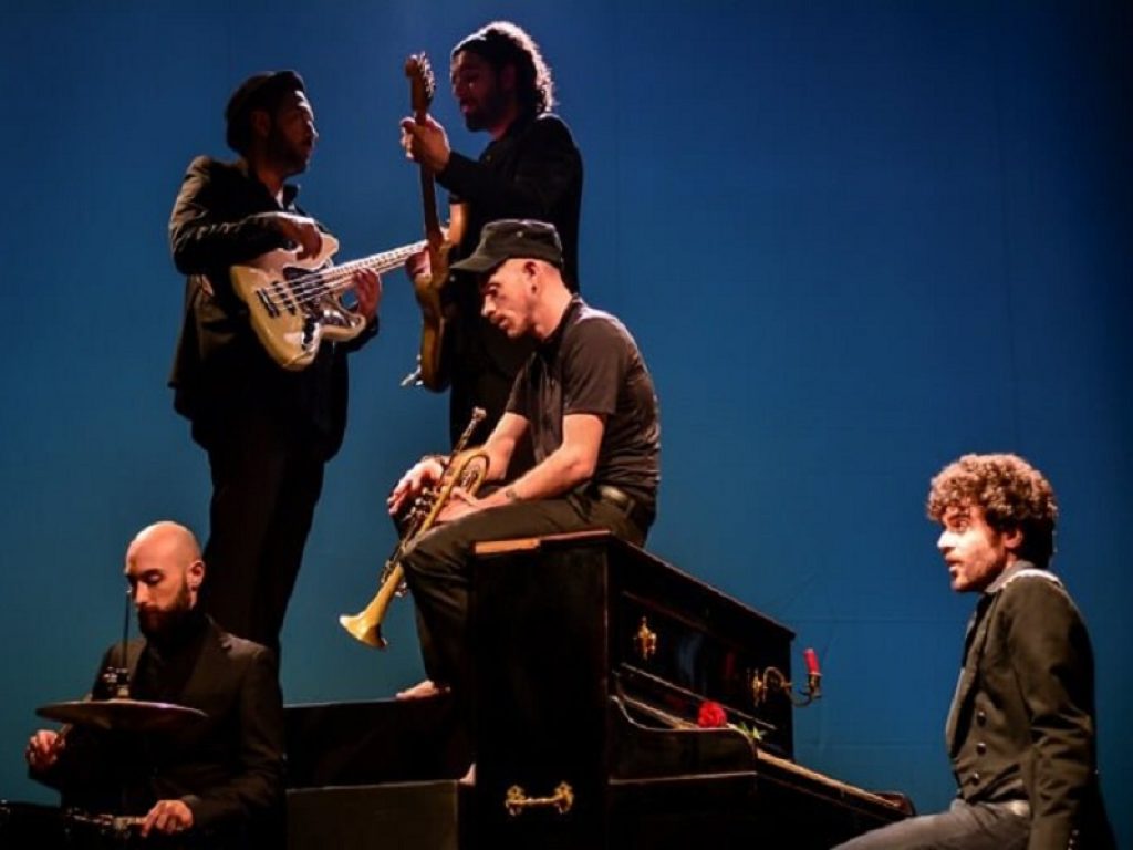 “A cosa justa” è il nuovo singolo de La Maschera, il quintetto napoletano che suonerà live alla Casa della Musica il 19 Dicembre