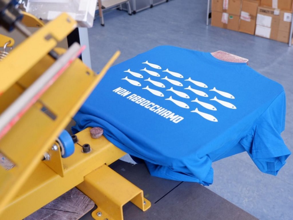 Radical Chic mette in vendita la maglietta dedicata al movimento delle sardine: parte del ricavato sarà devoluto in beneficenza ad Emergency