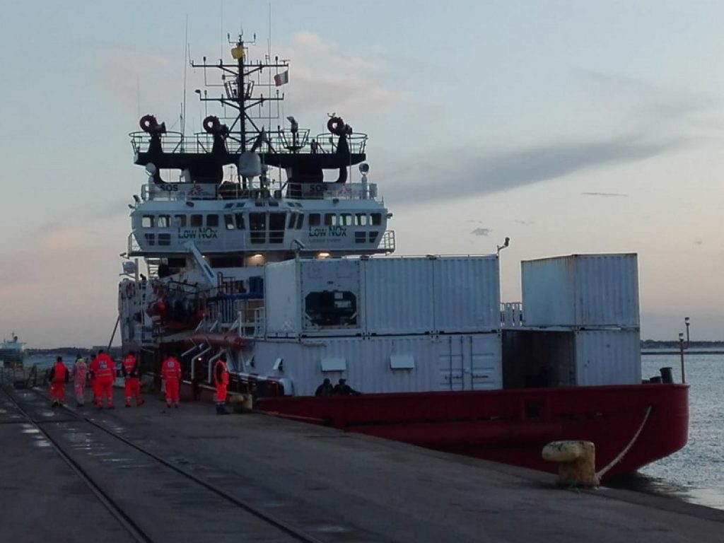 La nave Ocean Viking è attraccata a Taranto: i 159 migranti a bordo saranno redistribuiti nei Paesi Ue che accetteranno