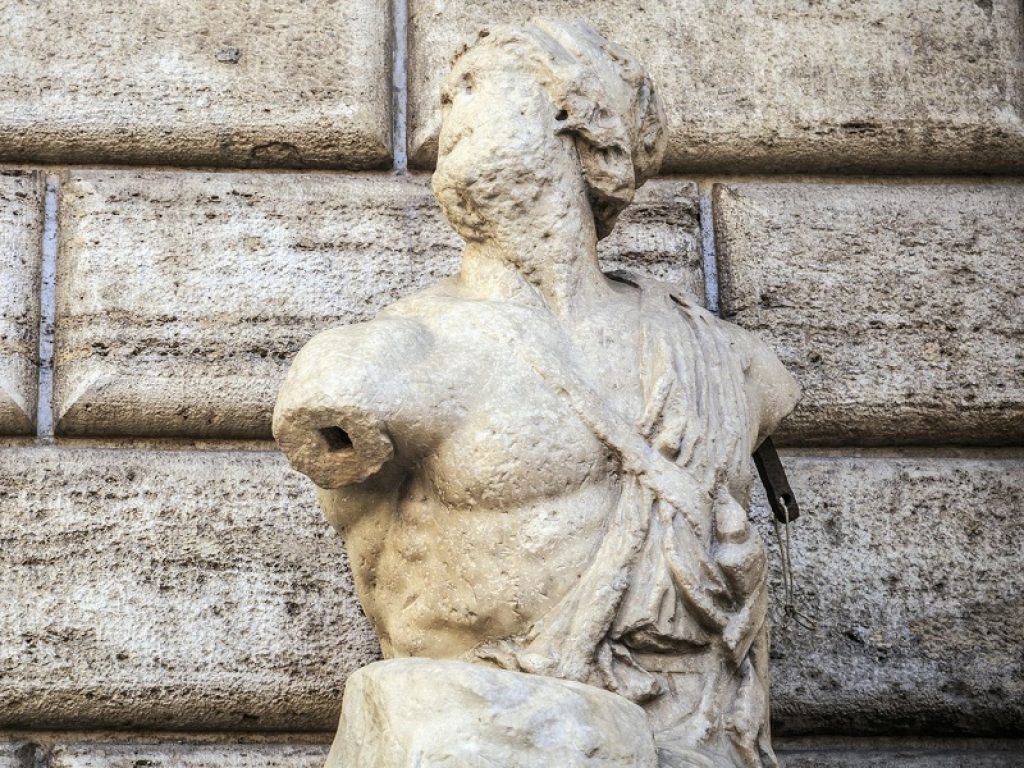 Roma, la statua di Pasquino parla ancora e simpatizza per le sardine