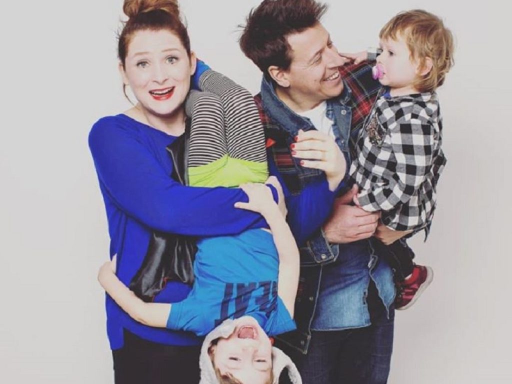 Al Teatro Lyrick di Assisi The Pozzolis Family spiega perché sopravvivere ai figli è una cosa da ridere: lo spettacolo arriva il 5 gennaio