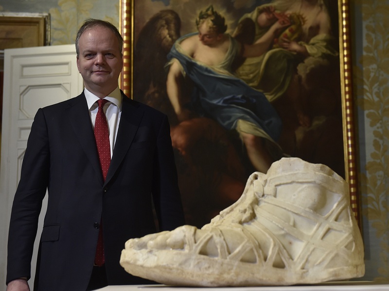 Ai piedi degli dei. Le calzature antiche e la loro fortuna nella cultura del novecento