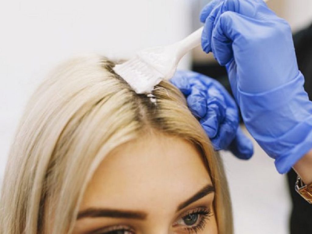 Alcune sostanze contenute nelle tinture per capelli sono classificate come cancerogene quando sono utilizzate ad alte concentrazioni: qual è il rischio per chi le usa?