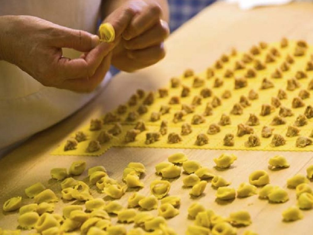 Allarme a Bologna, patria dei tortellini: mancano le sfogline, i locali non le trovano. Con il boom del turismo c'è un'alta domanda di figure specializzate