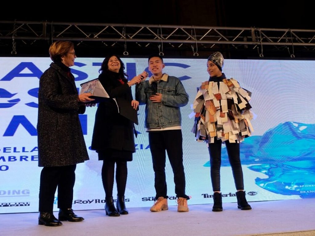 Dagli scarti della plastica abiti alla moda: sfilata particolare messa in scena dagli studenti del corso di Fashion design dell'Accademia di Belle arti di Bologna