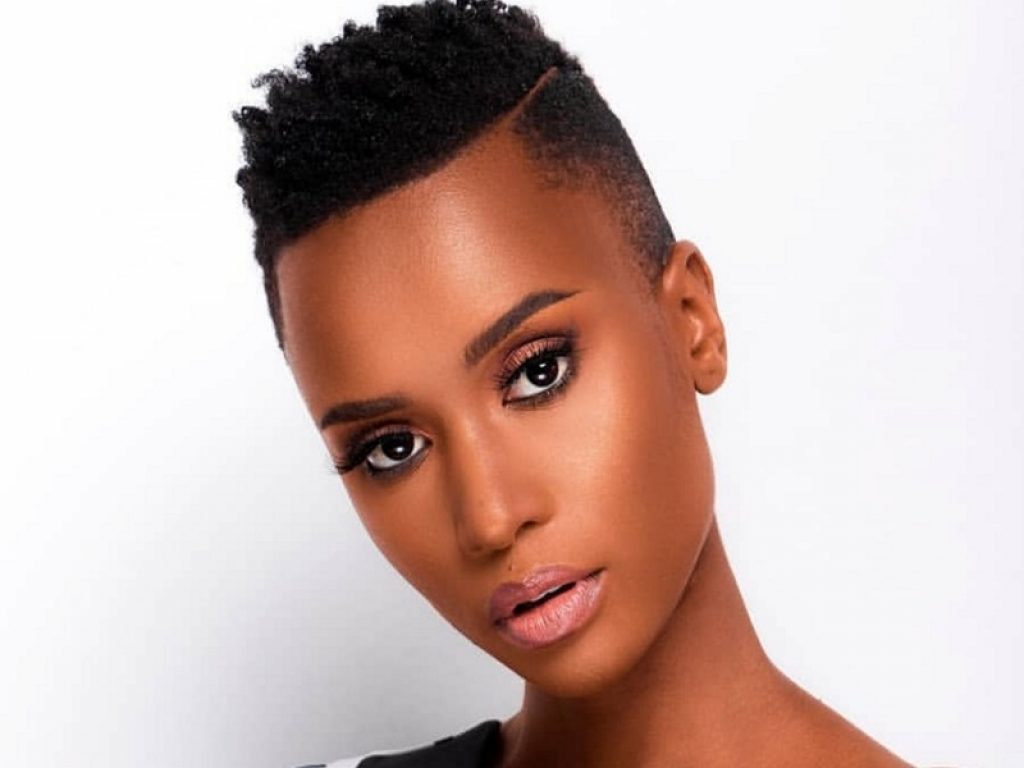 Zozibini Tunzi è la nuova Miss Universo: “Sono nera e magica”. La 26enne sudafricana si batte per clima, parità genere e contro i femminicidi