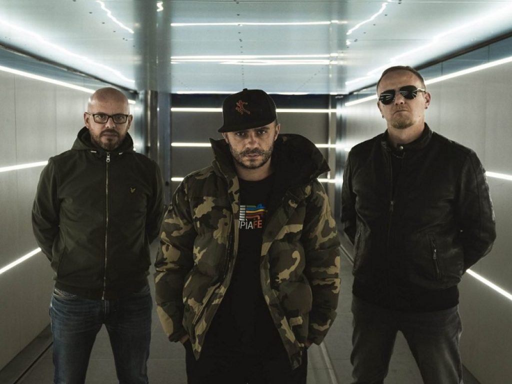 Gli ‘A67 sono online con il videoclip di “Brava gente” feat. Frankie Hi-Nrg Mc. Il brano anticipa “Naples Calling”, il prossimo album di inediti della formazione di Scampia in uscita il 24 gennaio
