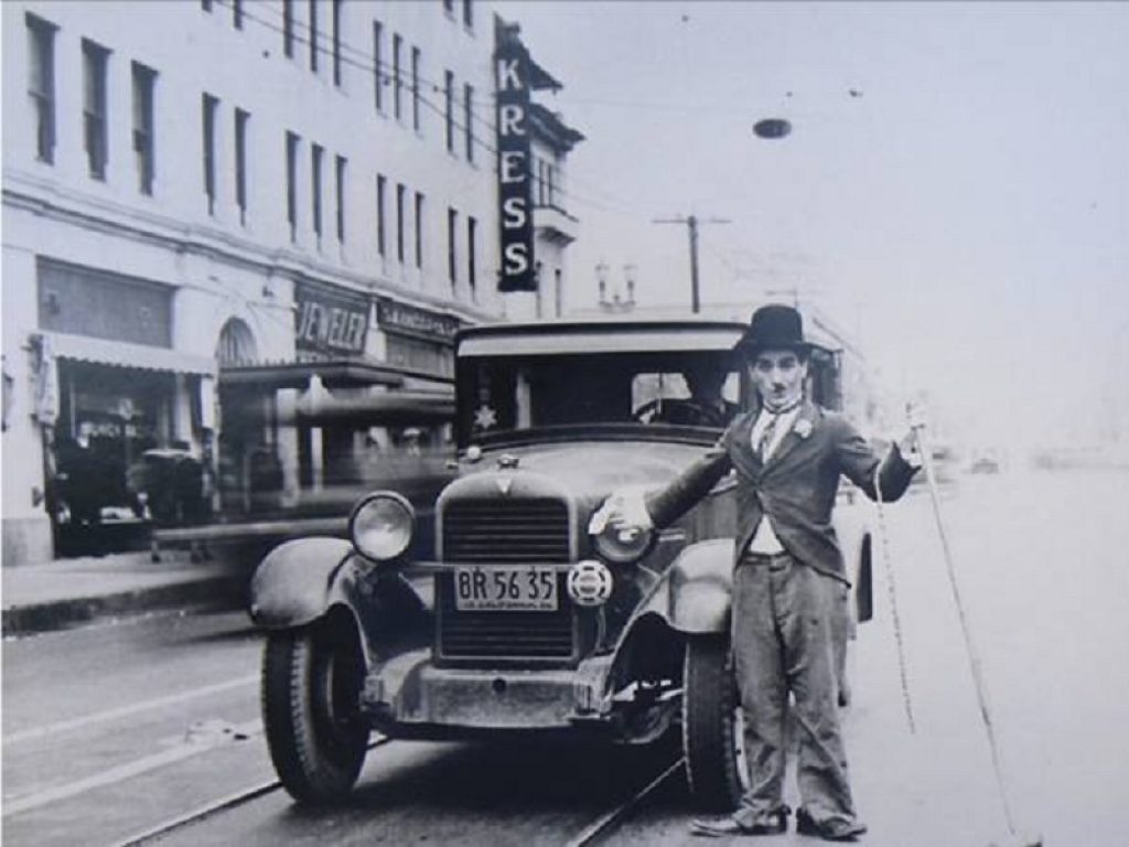 Daniela Musini racconta la storia di Vincenzo Pelliccione, emigrato abruzzese che partito dalla Marsica divenne famoso negli States come sosia e controfigura di Charlie Chaplin