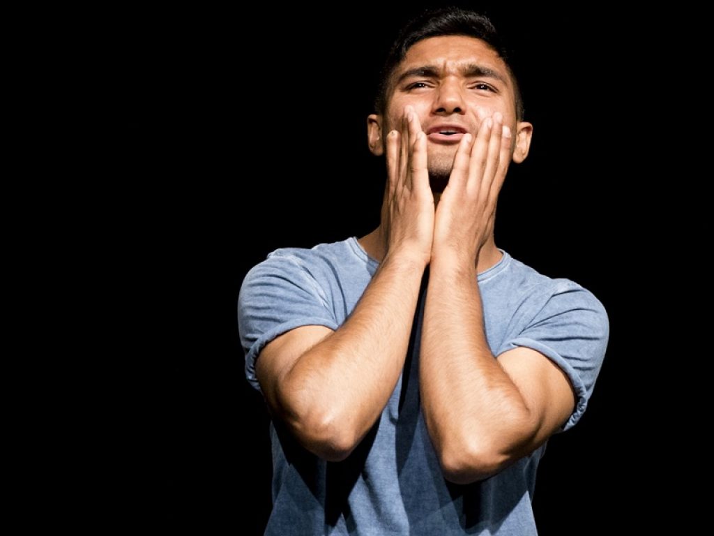 In prima assoluta al Teatro Studio Uno dal 23 al 26 gennaio 2020 “Amido” di e con Alì Bhatti: in scena la sua storia vera e personale di giovane migrante