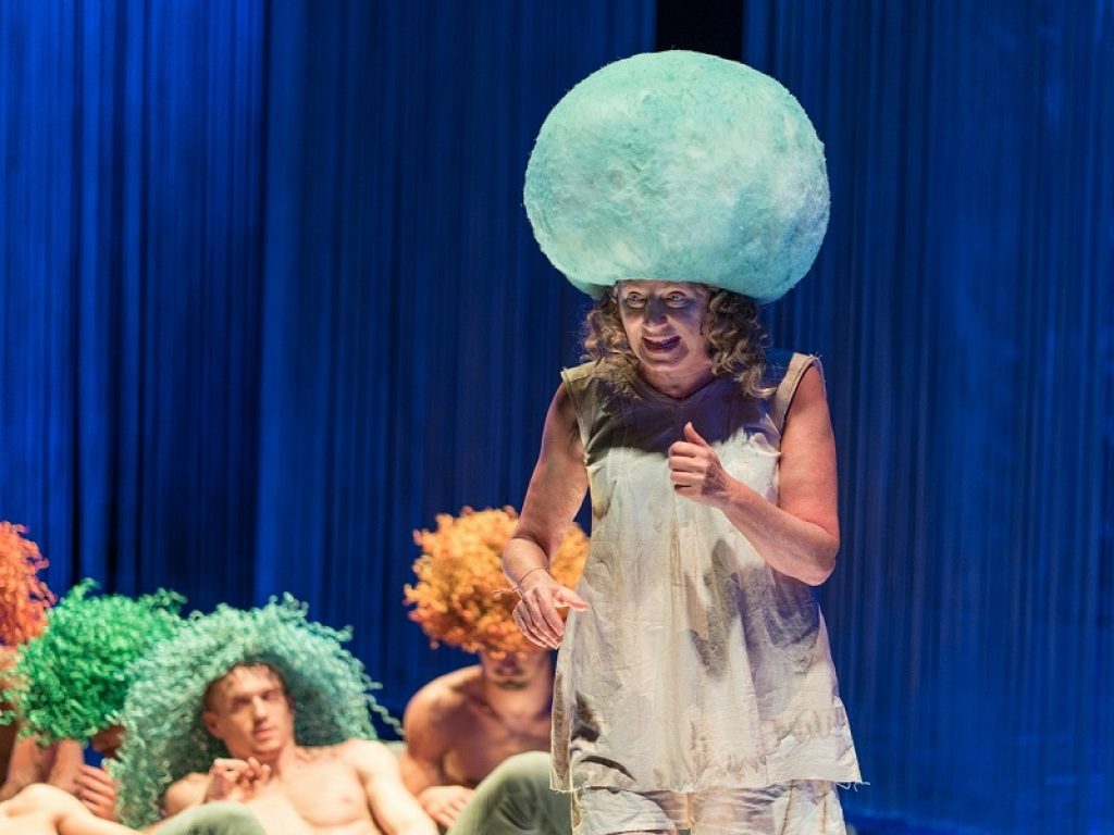 “Ho perso il filo” con Angela Finocchiaro in scena al Teatro Lyrick di Assisi il 17 gennaio: sul palco una commedia, una danza, un gioco, una festa