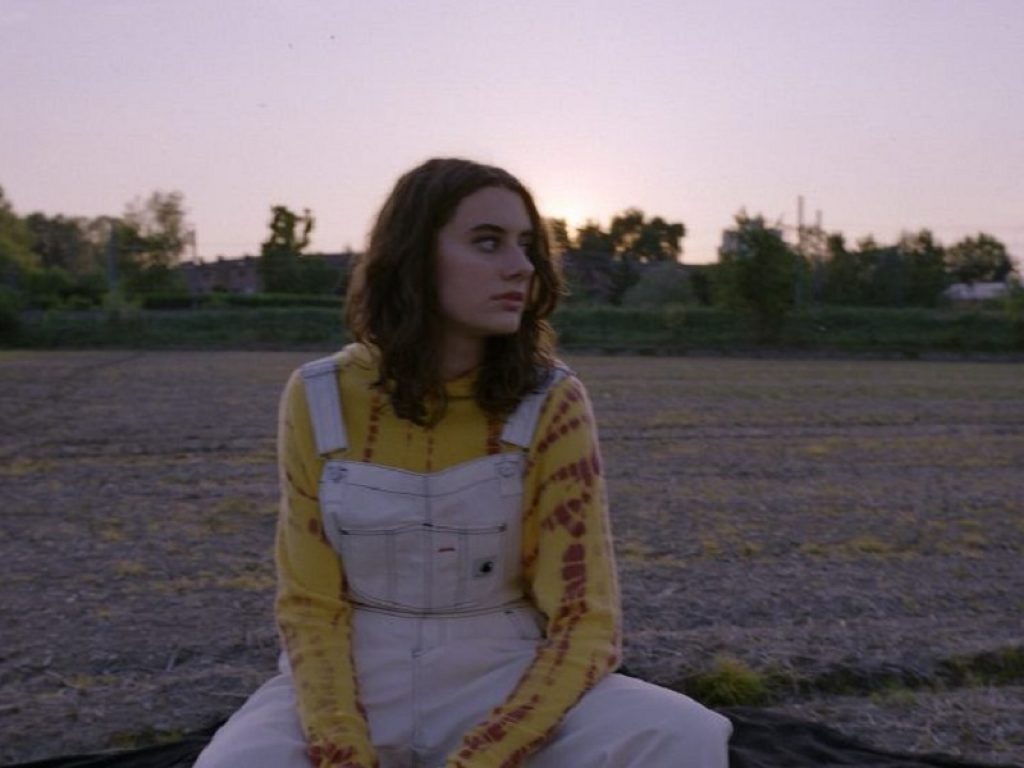 Birthh ricorda la nonna scomparsa nel suo nuovo singolo, “Parakeet”