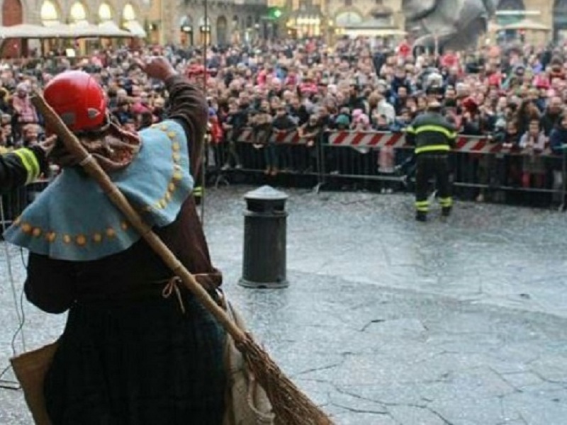 La Befana dei Vigili del Fuoco vola su piazza della Signoria