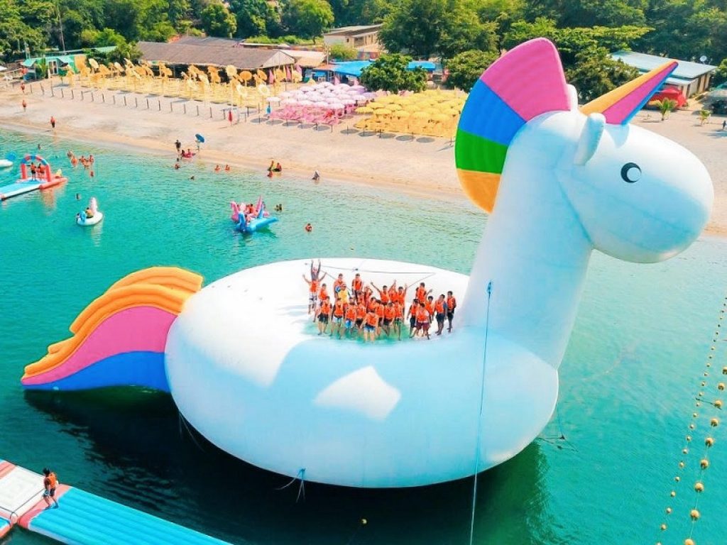 Nelle Filippine c’è Unicornzilla, l’unicorno gonfiabile più grande del mondo: è la nuova attrazione dell’Inflatable Island, un gigantesco parco giochi galleggiante