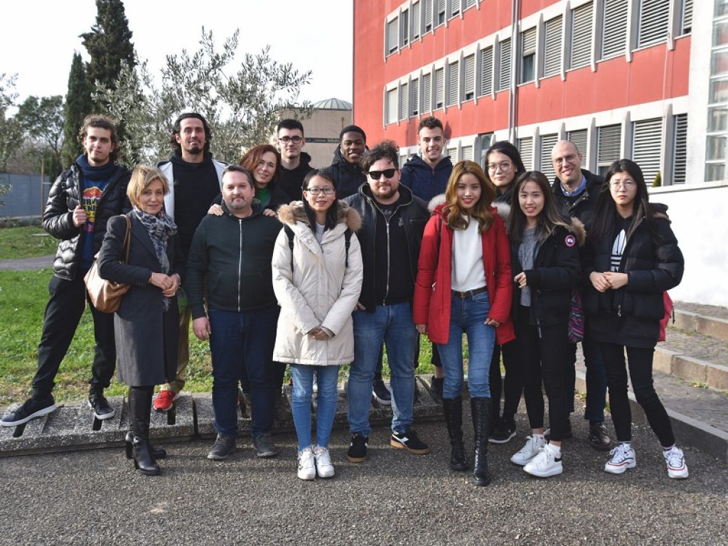 A Prato un set cinematografico tra i banchi di scuola: al Dagomari si gira “Quest for feilong” un corto fantasy che parla d’integrazione