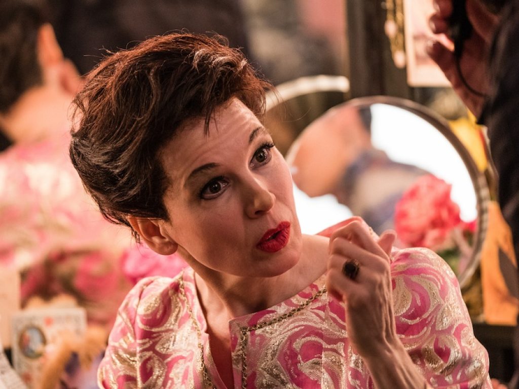 Renée Zellweger da Premio Oscar per l'interpretazione di Judy Garland nel film da pochi giorni al cinema: ecco la recensione della pellicola
