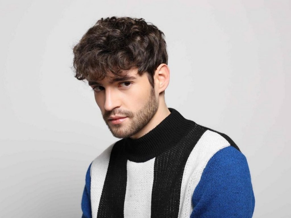 "Nel bene e nel male" è il brano che Matteo Faustini porterà in gara nelle Nuove Proposte al Festival di Sanremo: l'artista dalla cattedra all'Ariston