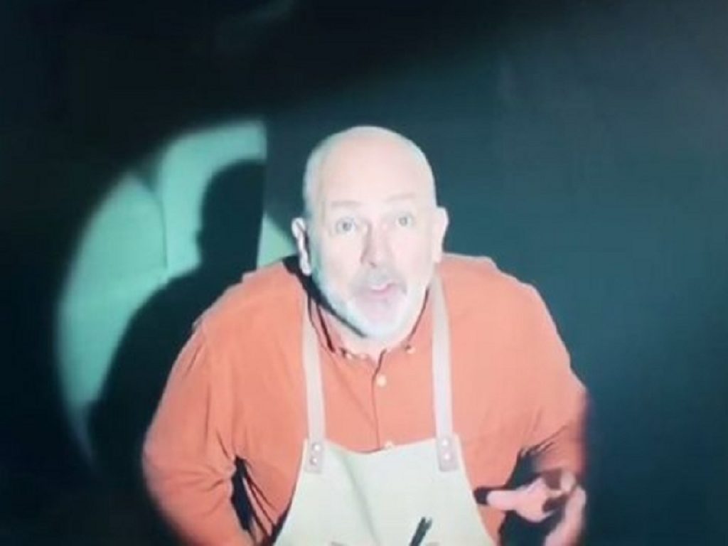 Il nuovo spot pubblicitario di Poltronesofà con la voce celestiale che promuove i doppi saldi finisce nel mirino del Codacons: presentato esposto per vilipendio