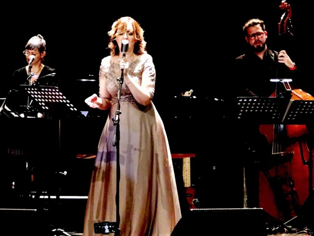 Sylvia Pagni conquista il Teatro Manzoni di Milano
