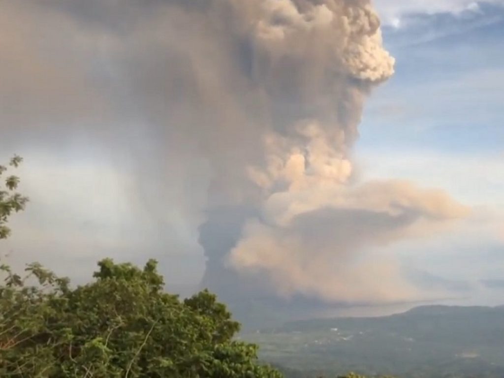 Sono immagini incredibili quelle che testimoniano l’eruzione del vulcano Taal nelle Filippine: ecco il video con fulmini che illuminano le nubi di gas